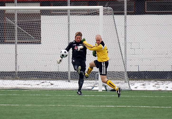 2009_0328_01.JPG - Kristofer Storm är framme och oroar KFF's målvakt, Frank Pettersson