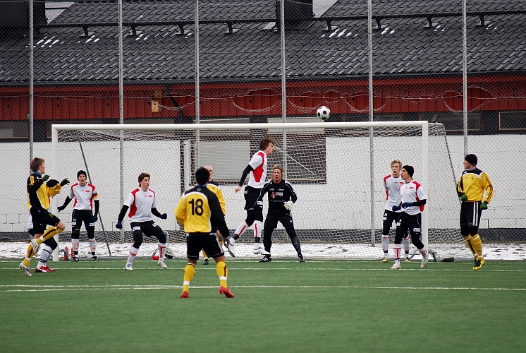 2009_0328_02.JPG - KFF's försvarare nickar undan bollen efter ett inlägg