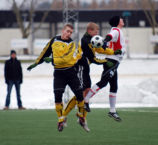2009_0328_05.JPG - Gustav Gustavsson och Filip Stjernfeldt i en duell med en KFF spelare