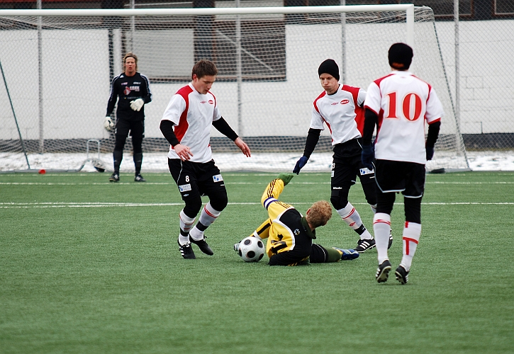 2009_0328_07.JPG - Mikael Wiker är hårt uppvaktad av tre köpingsspelare