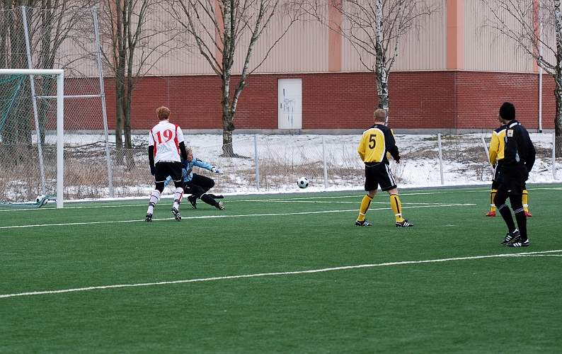 2009_0328_12.JPG - Södra's målvakt Fredrik Hagström gör en fotparad på ett hårt skott