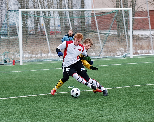 2009_0328_14.JPG - Södra's Douglas Björkdahl ligger tätt i ryggen på KFF's anfallare