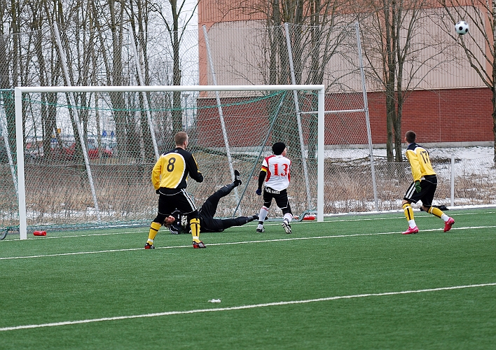 2009_0328_21.JPG - KFF's försvarare får undan bollen efter ett hårt skott utifrån planen