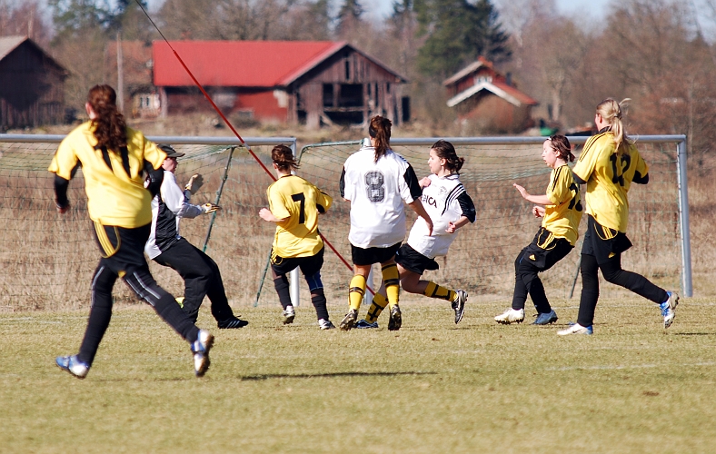 2009_0411_01.JPG - ASIF - Valla IF 6-0, Södra trycker på mot Valla's mål (Södra i vita tröjor)