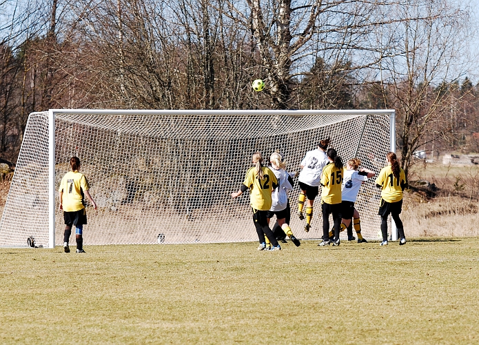2009_0411_02.JPG - ASIF - Valla IF 6-0, Amanda Segerstedt nickar bollen strax över ribban (Södra i vita tröjor)
