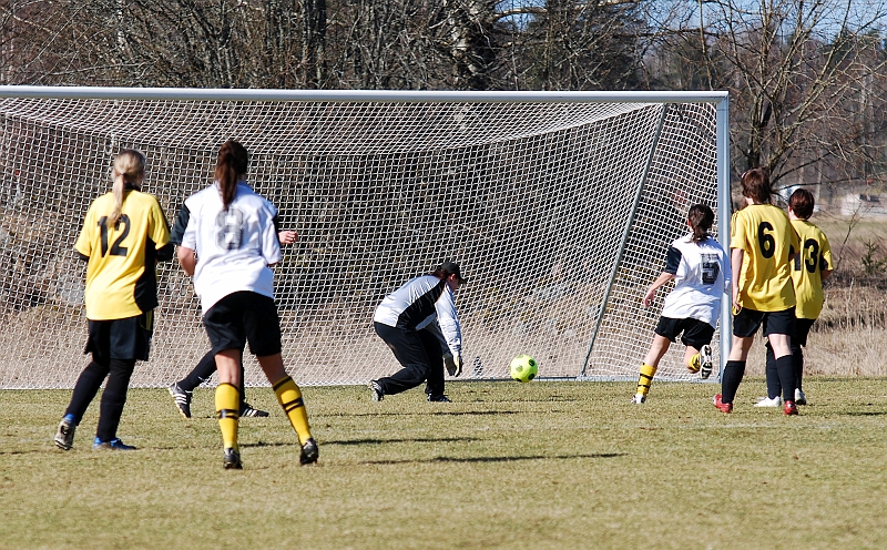 2009_0411_06.JPG - ASIF - Valla IF 6-0, Amanda Segerstedt ökar på ledningen till 2-0 för Södra (Södra i vita tröjor)