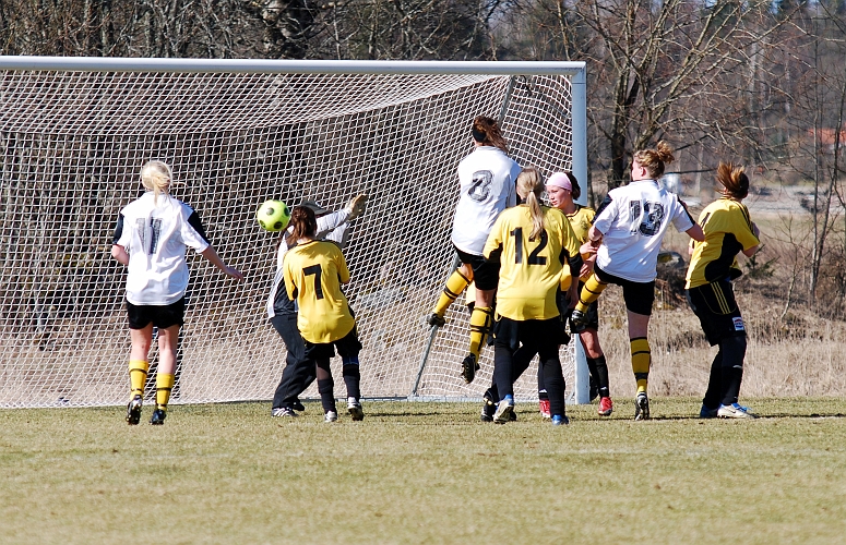 2009_0411_07.JPG - ASIF - Valla IF 6-0, Nr.13 Ellinore Boy Larsson nickar in 5-0 till Södra (Södra i vita tröjor)