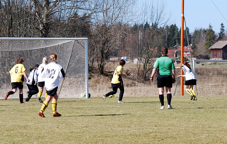 2009_0411_10.JPG - ASIF - Valla IF 6-0, Bollen går strax utanför stolpen (Södra i vita tröjor)