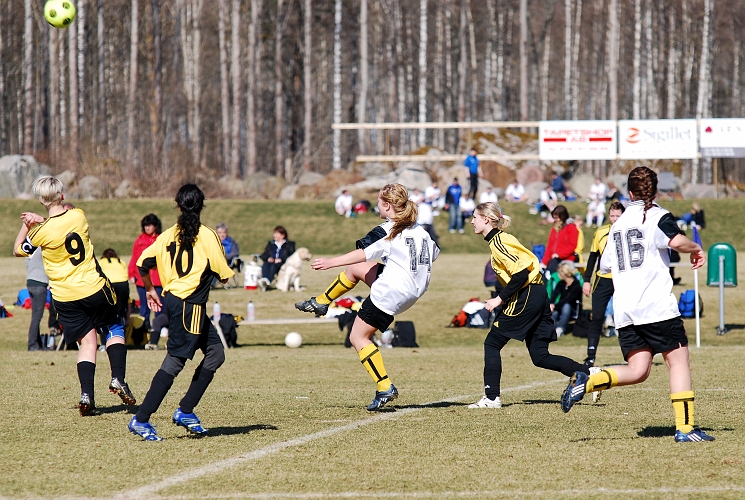 2009_0411_11.JPG - ASIF - Valla IF 6-0, Södra's mittfältare spelar slår undan en utspark från Valla's målvakt (Södra i vita tröjor)