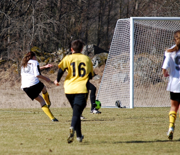 2009_0411_12.JPG - ASIF - Valla IF 6-0, Nr.15 Sofia Andersson fastställer slutresultatet till 6-0 (Södra i vita tröjor)