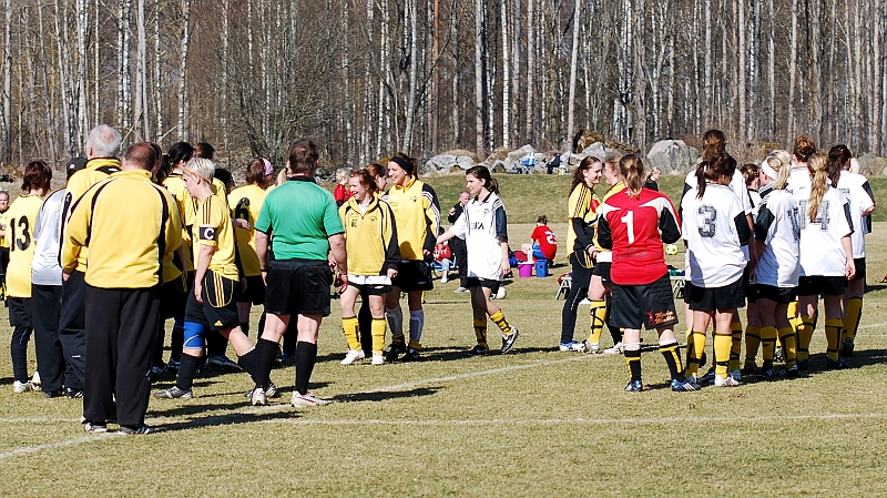 2009_0411_13.JPG - ASIF - Valla IF 6-0, Lagen tackar varandra efter matchen (Södra i vita tröjor)