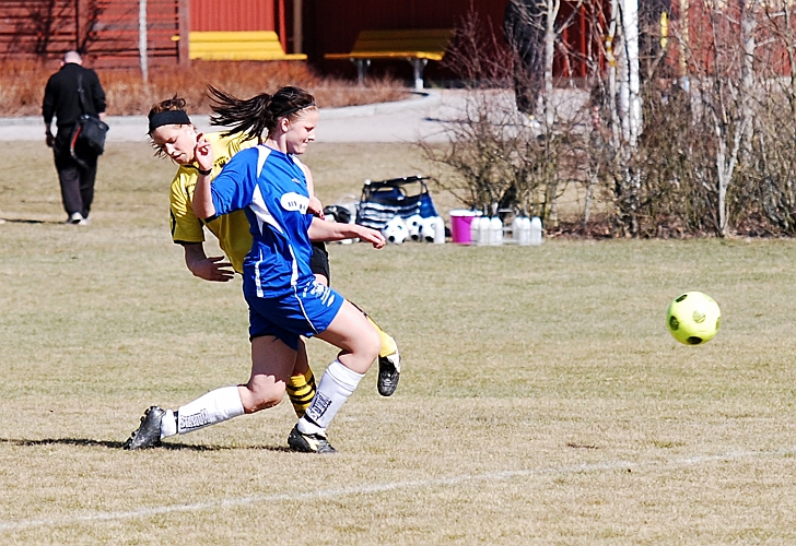 2009_0411_15.JPG - ASIF - St.Sundby GoIF 4-1, Amanda Segerstedt i närkamp med en St.Sundby spelare