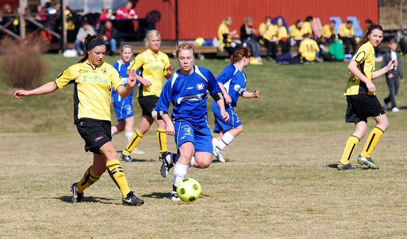 2009_0411_16.JPG - ASIF - St.Sundby GoIF 4-1, Amanda Segerstedt driver fram bollen i ett anfall