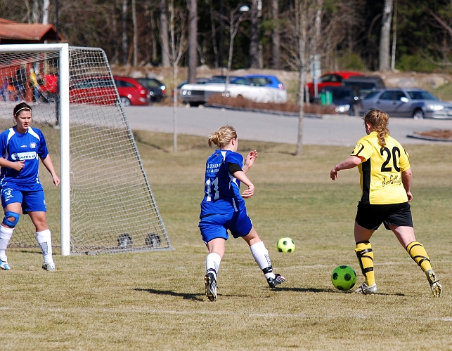 2009_0411_17.JPG - ASIF - St.Sundby GoIF 4-1, Kajsa Rudengård utmanar och går förbi backen