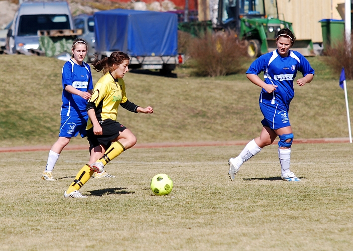2009_0411_19.JPG - ASIF - St.Sundby GoIF 4-1, Rebecca Collstam kommer fram i ett bra läge