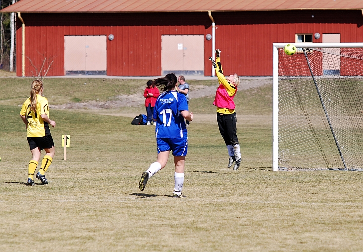 2009_0411_22.JPG - ASIF - St.Sundby GoIF 4-1, Sofia Larsson trycker in 4-1 med ett långskott