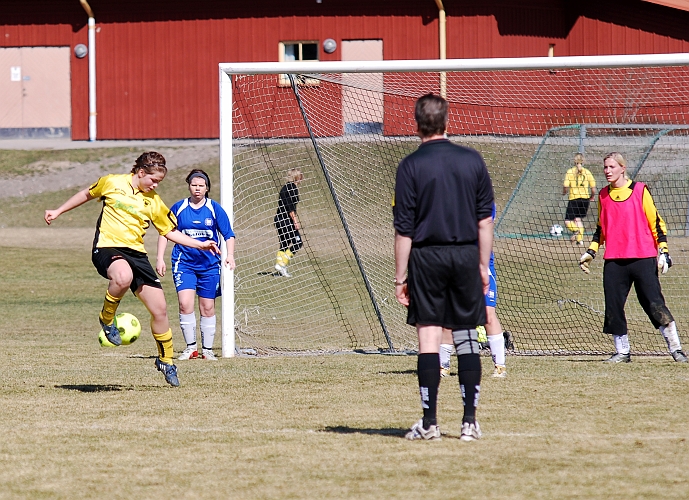 2009_0411_23.JPG - ASIF - St.Sundby GoIF 4-1, Ellinore Boy Larsson gör ett försök med en konstspark