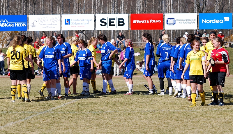 2009_0411_24.JPG - ASIF - St.Sundby GoIF 4-1, Spelarna tackar varandra efter matchen