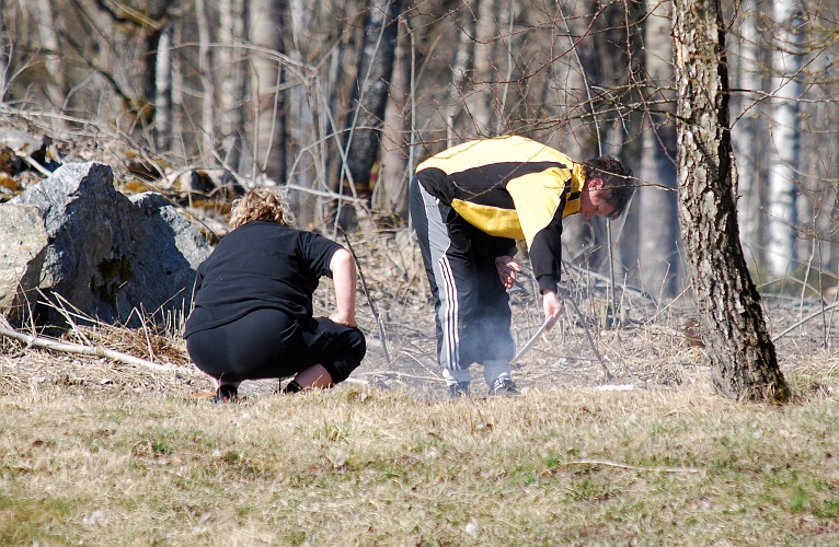 2009_0411_25.JPG - Nu är det dags för lunch, grillade korvar, hamburgare, kött mm.