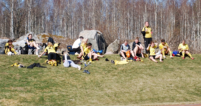 2009_0411_26.JPG - En välförtjänt matpaus innan finalpasset börjar