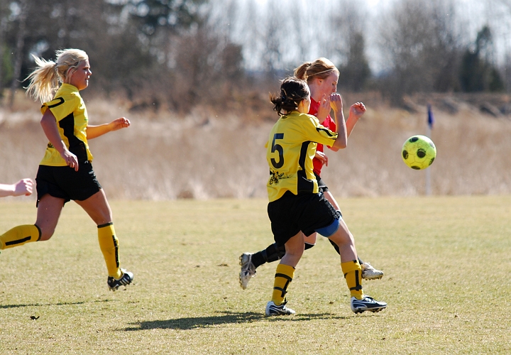 2009_0411_29.JPG - Semifinal: ASIF - Nora-Pershyttan 4-0, Betty Blixt i närkamp med en försvarare