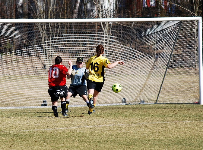 2009_0411_31.JPG - Semifinal: ASIF - Nora-Pershyttan 4-0, Nora-Pershyttan var inte ofarliga här går bollen strax utanför den högra stolpen