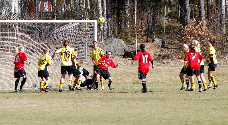 2009_0411_33.JPG - Semifinal: ASIF - Nora-Pershyttan 4-0, Efter ett antal chanser för Nora-Pershyttan får Södra's försvar undan bollen