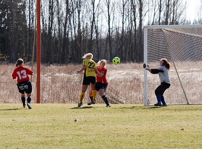 2009_0411_35.JPG - Semifinal: ASIF - Nora-Pershyttan 4-0, Ännu en farlig målchans för Södra