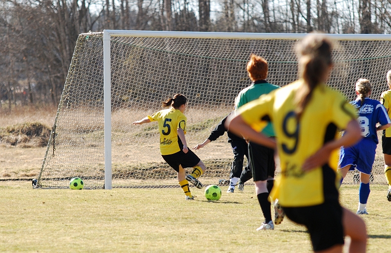 2009_0411_37.JPG - Final: ASIF - Norrby SK 5-3 (1-1), Nr.5 Betty Blixt får ett bra läge men målvakten räddar bollen
