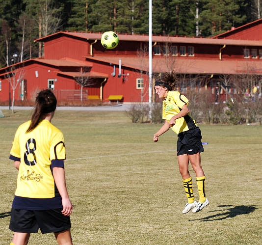 2009_0411_41.JPG - Final: ASIF - Norrby SK 5-3 (1-1), Sofia Larsson nickar undan bollen