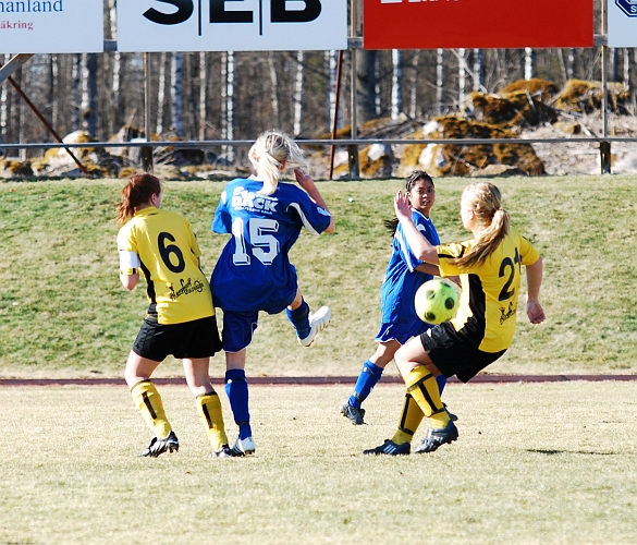 2009_0411_44.JPG - Final: ASIF - Norrby SK 5-3 (1-1), Kamp om bollen på mittplan
