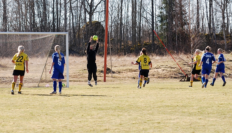2009_0411_47.JPG - Final: ASIF - Norrby SK 5-3 (1-1), Norrby's målvakt räddar Södra's sista chans till ett segermål. Nu blir det straffsparkar som avgör cupen