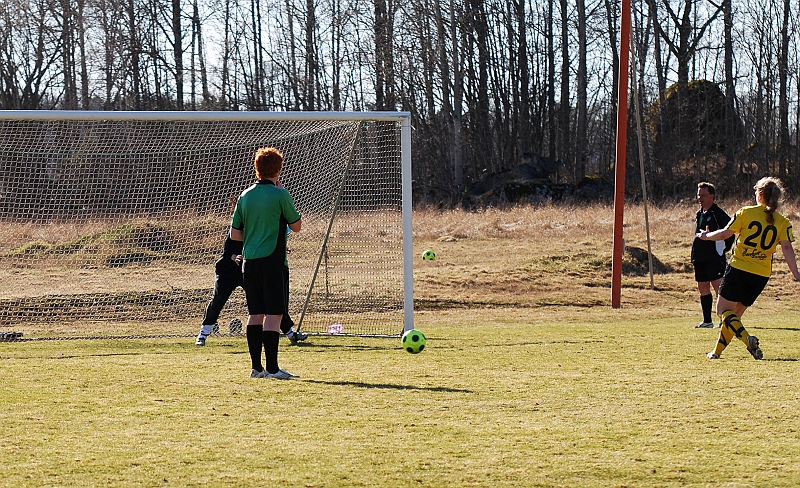 2009_0411_48.JPG - Final: ASIF - Norrby SK 5-3 (1-1), Kajsa Rudengård rullar säkert in bollen i mål, 2-1