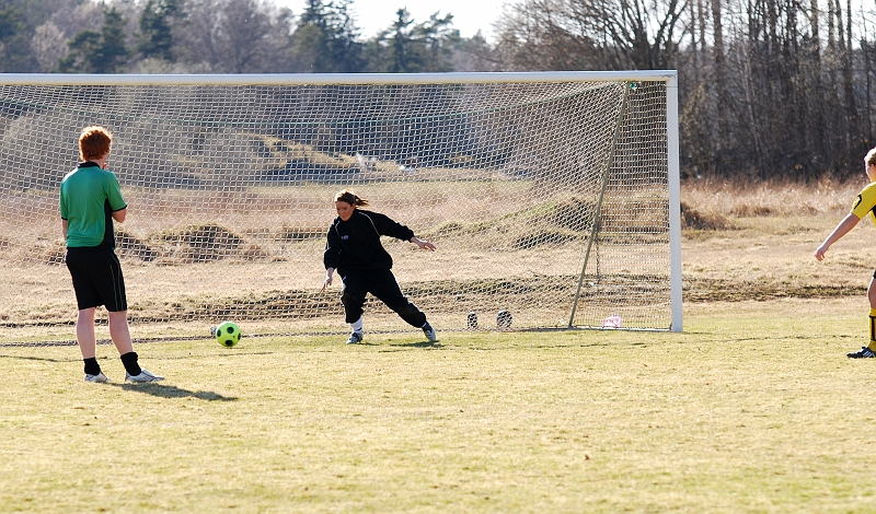 2009_0411_52.JPG - Final: ASIF - Norrby SK 5-3 (1-1), Sanna Lundberg rullar in bollen i mål, 3-3