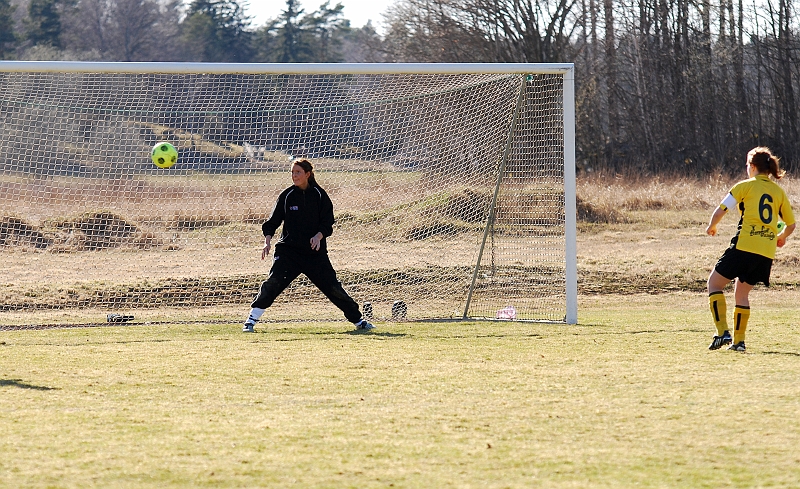 2009_0411_54.JPG - Final: ASIF - Norrby SK 5-3 (1-1), Jenny  Ammesmäki trycker bollen säkert in i mål, 4-3