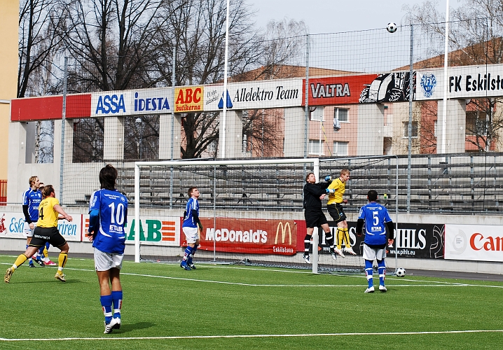 2009_0413_02.JPG - Filip Stjernfeldt tvingar målvakten att boxa bollen till hörna