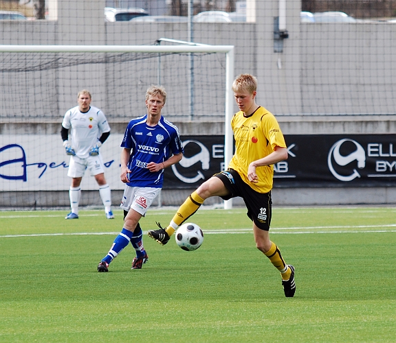 2009_0413_04.JPG - Martin Haglind tar hand om bollen på mittplan
