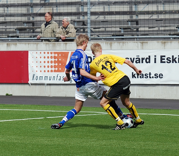 2009_0413_05.JPG - Martin Haglind försöker dribbla sig förbi backen