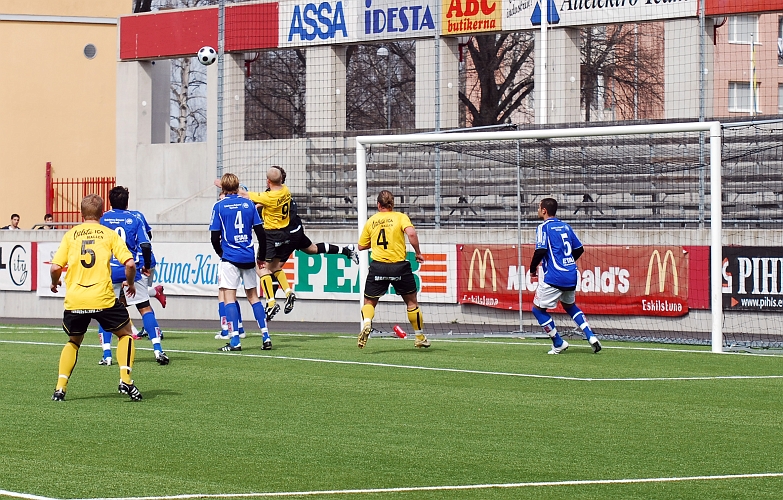 2009_0413_06.JPG - Ännu en hörna för Södra, men även den blir resultatlös