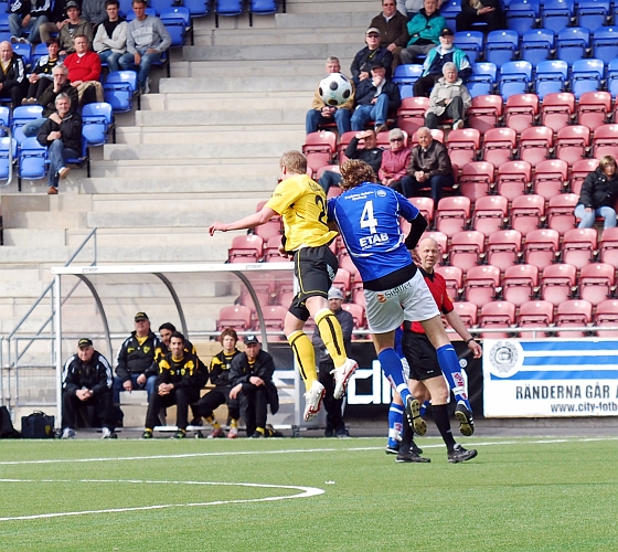 2009_0413_07.JPG - Filip Stjernfeldt i nickduell med en moståndare på mittplan