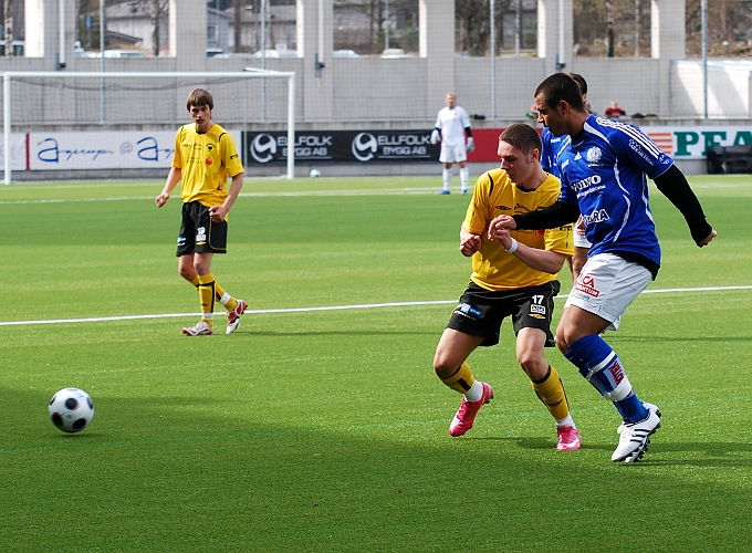 2009_0413_08.JPG - Miralem Malic försöker täcka undan sin motståndare för att komma först till bollen