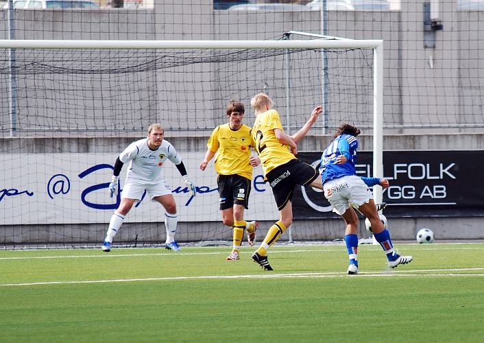 2009_0413_09.JPG - Martin Haglind täcker skott från en Eskilstuna forward