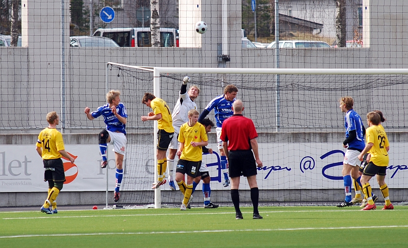 2009_0413_10.JPG - Fredrik Hagström boxar undan bollen efter hörna