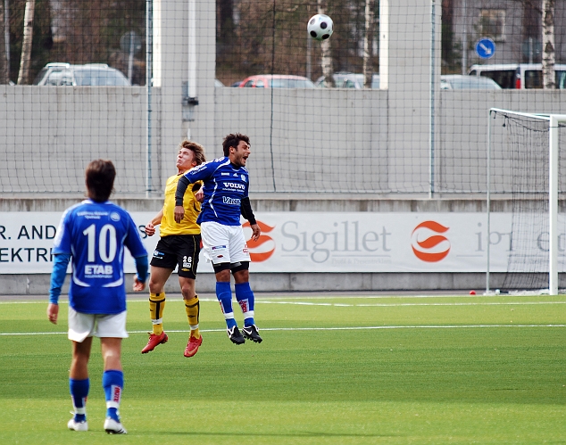 2009_0413_11.JPG - Douglas Björkdal i höjdduell med en Eskilstuna forward