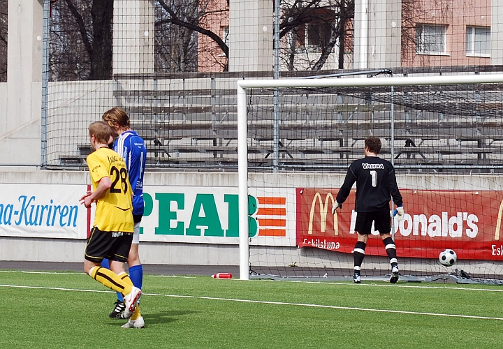 2009_0413_13.JPG - . . . . och Arton Bekaj (utanför bild) gör 1-0 till Södra