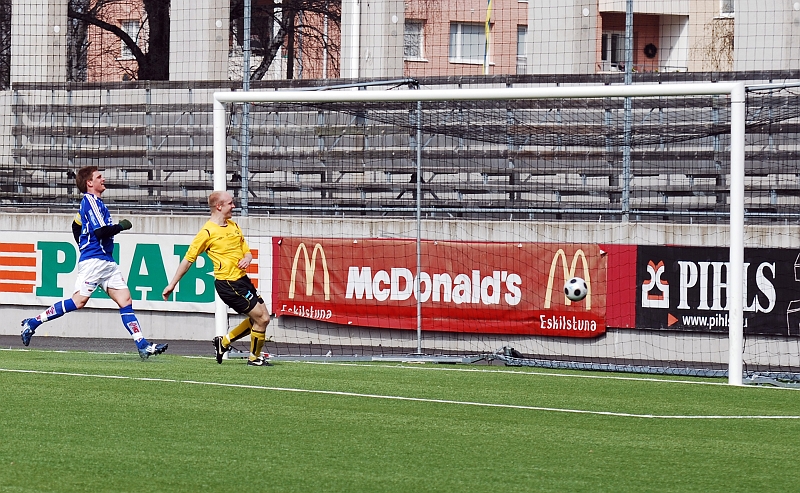 2009_0413_14.JPG - Strax efter ökar Södra till 2-0 genom Kristofer Storm, som slår in sin egen retur från en lobb i stolpen