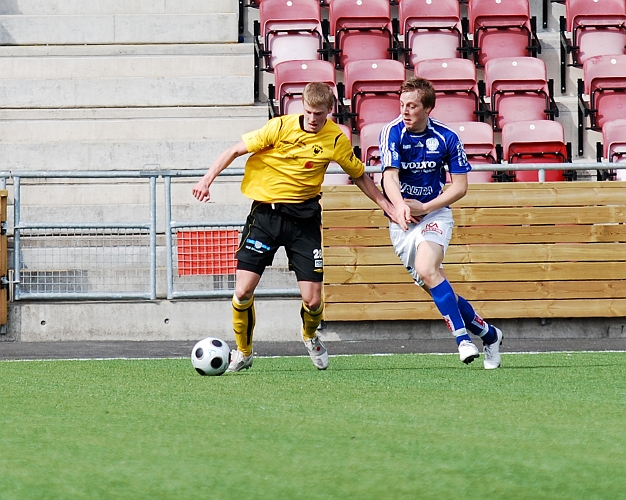 2009_0413_16.JPG - Filip Stjernfeldt blir hårt attackerad i den här situationen