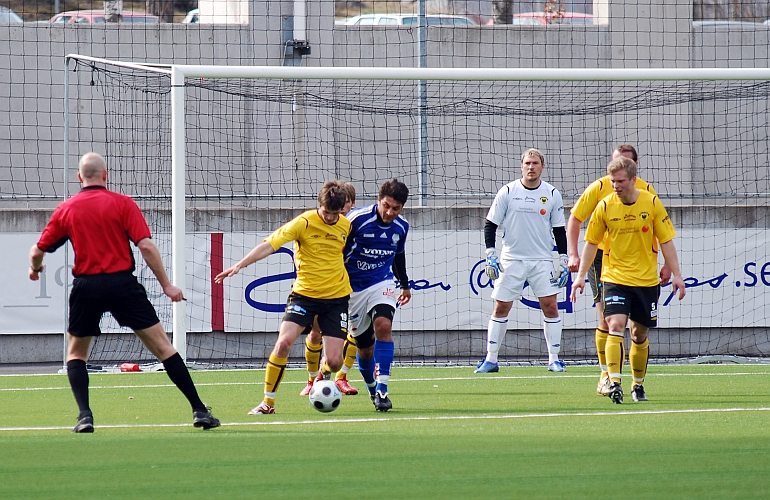 2009_0413_17.JPG - Roy Jansson bryter en passning och kan driva upp med bollen