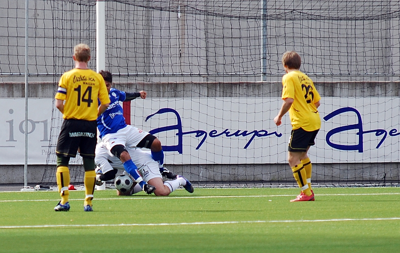 2009_0413_18.JPG - Fredrik Hagström gör en kvalificerad räddning