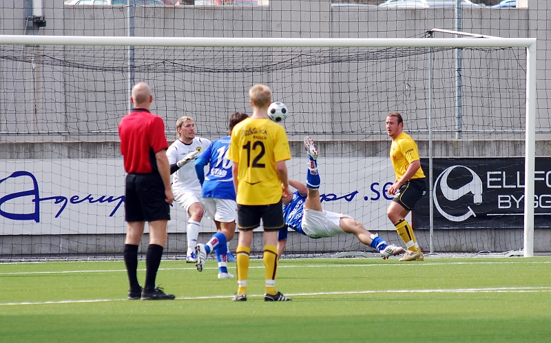 2009_0413_19.JPG - Eskilstuna spelaren gör en konstspark, och bollen går strax över ribban